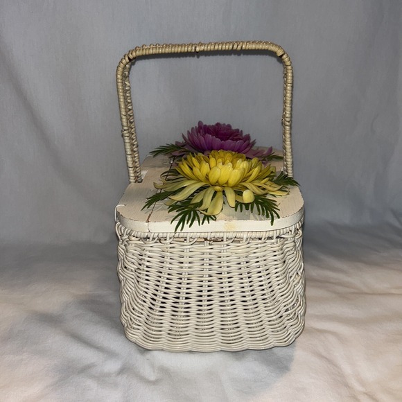 Vtg Simon White Plastic Coated Wicker Style Purse With Purple And Yellow Flowers - Picture 2 of 16